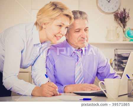 Secretary writes down tasks of chief 39571865