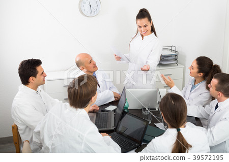 Specialists having discussion 39572195