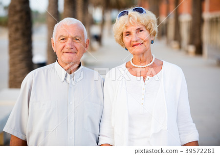portrait of mature couple man and woman 39572281