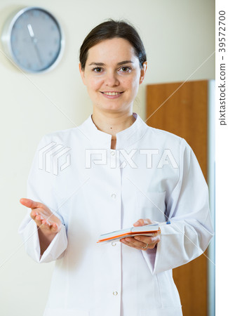 Friendly female therapeutist posing in modern clinic 39572700