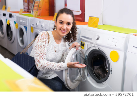 Customer looking at washers Customer looking at washers 39572701