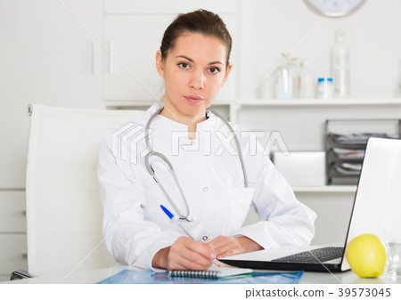 Female doctor in office 39573045
