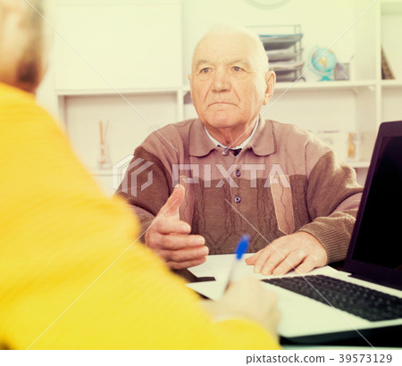 Man signing papers in office 39573129