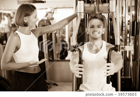 Man using pec deck gym machinery 39573603