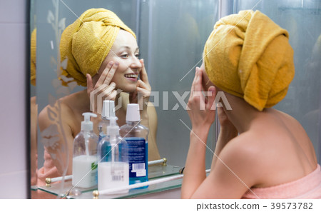 woman mirror bathroom 39573782