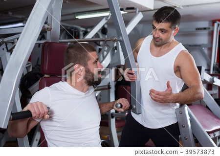 Guy with trainer in gym 39573873