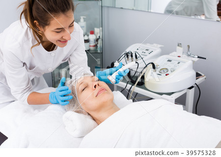 Mature woman having beauty procedures 39575328