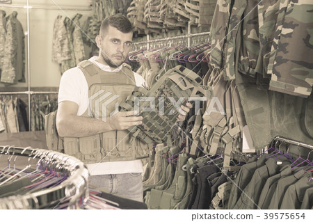 Male customer choose bulletproof vest 39575654