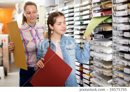 Mother and daughter choosing paper Mother and daughter choosing paper 39575795