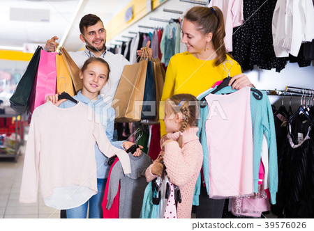 parents with two little girls during family shopping parents with two little girls during family shopping 39576026