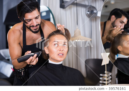 hairdresser working with hair clipper 39576161