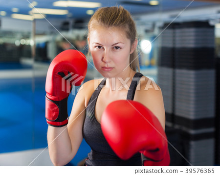 Portrait of woman boxer Portrait of woman boxer 39576365