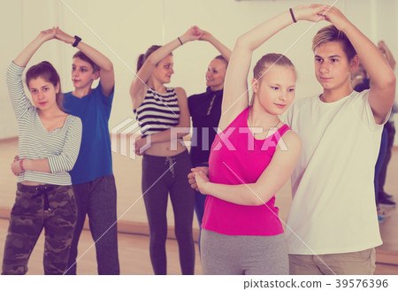 Group of smiling teenagers dancing tango in dance studio 39576396