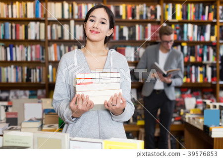 girl student standing in bookshop 39576853