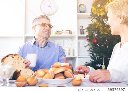Mature couple celebrate Christmas Mature couple celebrate Christmas 39576897