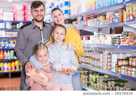 pair with two little girls during family shopping 39576934