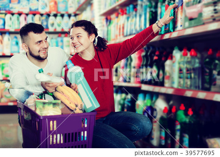 People buying detergents for house 39577695