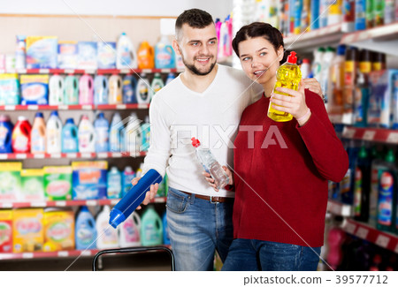 People buying detergents for house 39577712
