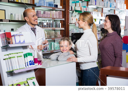 Pharmacist helping customers 39578011