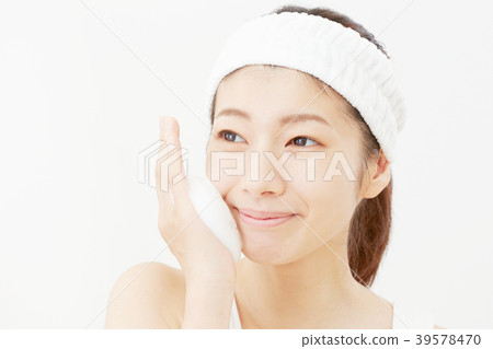 Women washing their face 39578470