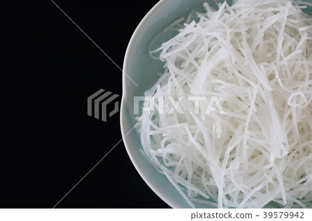 Season of radish 39579942