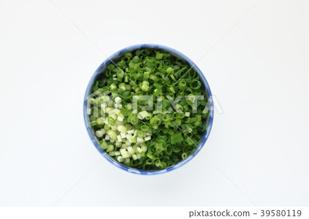Small cut of small onions 39580119