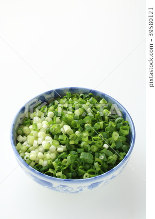 Small cut of small onions Small cut of small onions 39580121