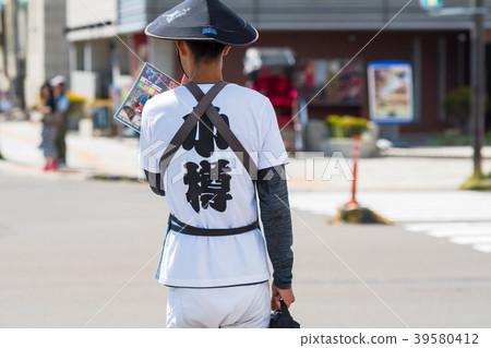 A rickshaw driver waiting for a visitor / Sightseeing image of Otaru city in Hokkaido 39580412