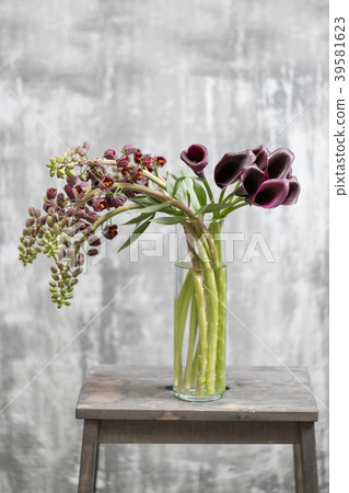 Bouquet of Beautiful violet-brown Fritillaria 39581623