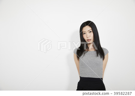 Female portrait 39582287