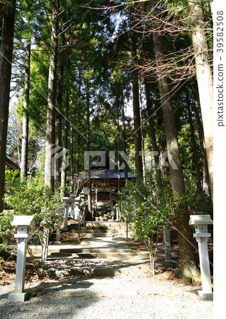 Japanese pyramid (Minakami Shrine) stone lanterns 39582508