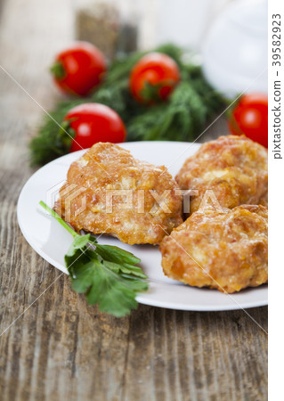 Delicious cutlets, tomatoes and parsley 39582923