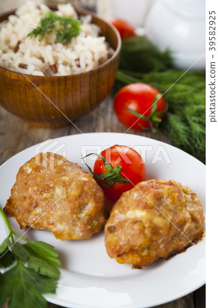 Delicious cutlets, tomatoes and parsley Delicious cutlets, tomatoes and parsley 39582925