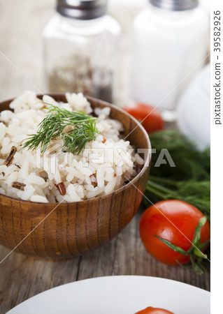 Boiled rice in a wooden bowl Boiled rice in a wooden bowl 39582926