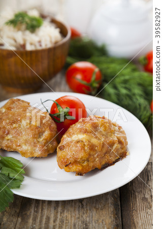 Delicious cutlets, tomatoes and parsley Delicious cutlets, tomatoes and parsley 39582927