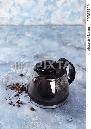 Coffee maker pot filling with coffee beans Coffee maker pot filling with coffee beans 39583199