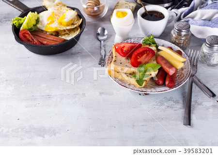 English breakfast. Fried eggs, sausages, toasts 39583201