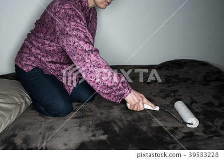 Senior woman doing rolling 39583228
