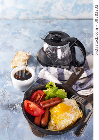 Homemade delicious american breakfast with fried 39583232