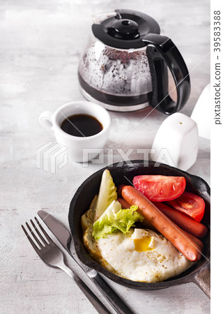 Homemade delicious american breakfast with fried 39583388