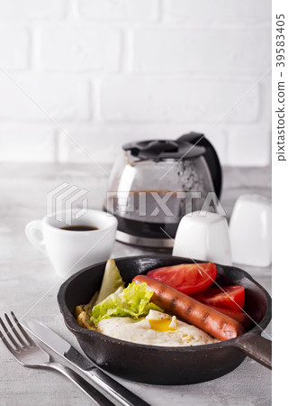 Homemade delicious american breakfast with fried 39583405
