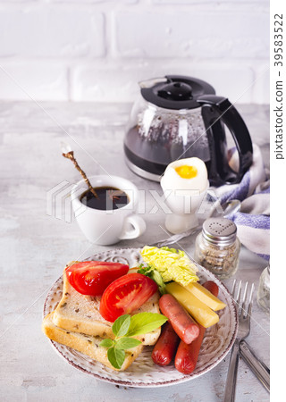 English breakfast. Fried eggs, sausages, toasts 39583522