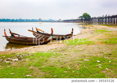 Wooden boat at the famous Ubeng Bridge in Mandalay 39583526