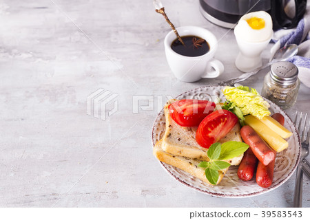 English breakfast. Fried eggs, sausages, toasts 39583543
