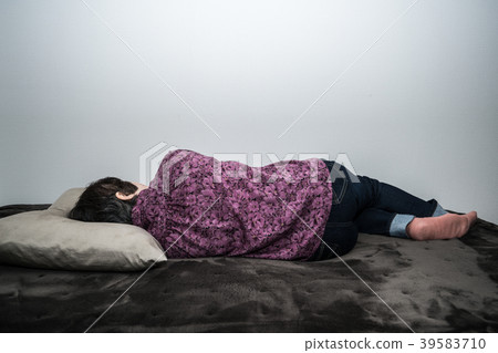 Senior woman lying down 39583710