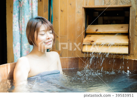 Onsen series: Asian woman taking a bath 39583951