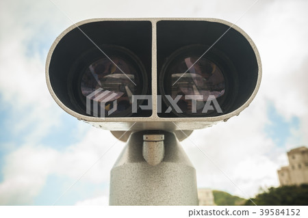 Binocular telescope, closeup vintage toned Binocular telescope, closeup vintage toned 39584152