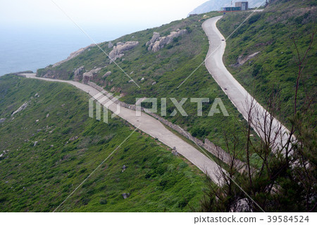Curved road in Mazu's mountains 39584524