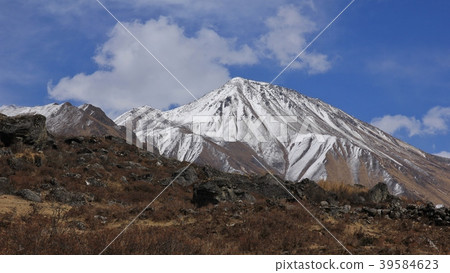 View of mount Tserko Ri, Langtang National Park. 39584623