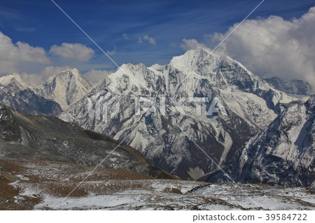 Mountains Dorje Lhakpa and Gangchenpo. 39584722